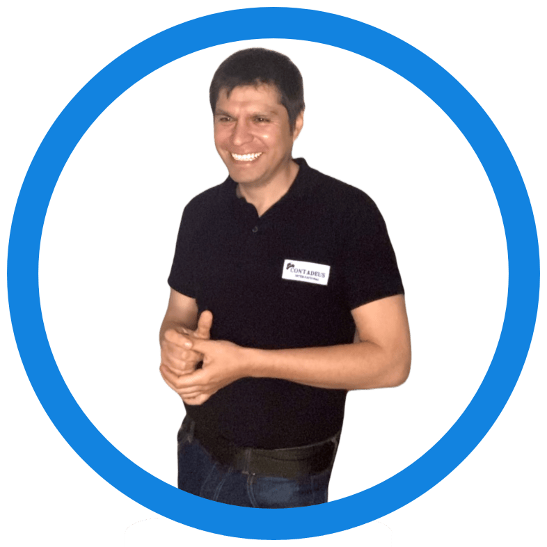 Persona sonriente con polo de empresa Contadeus